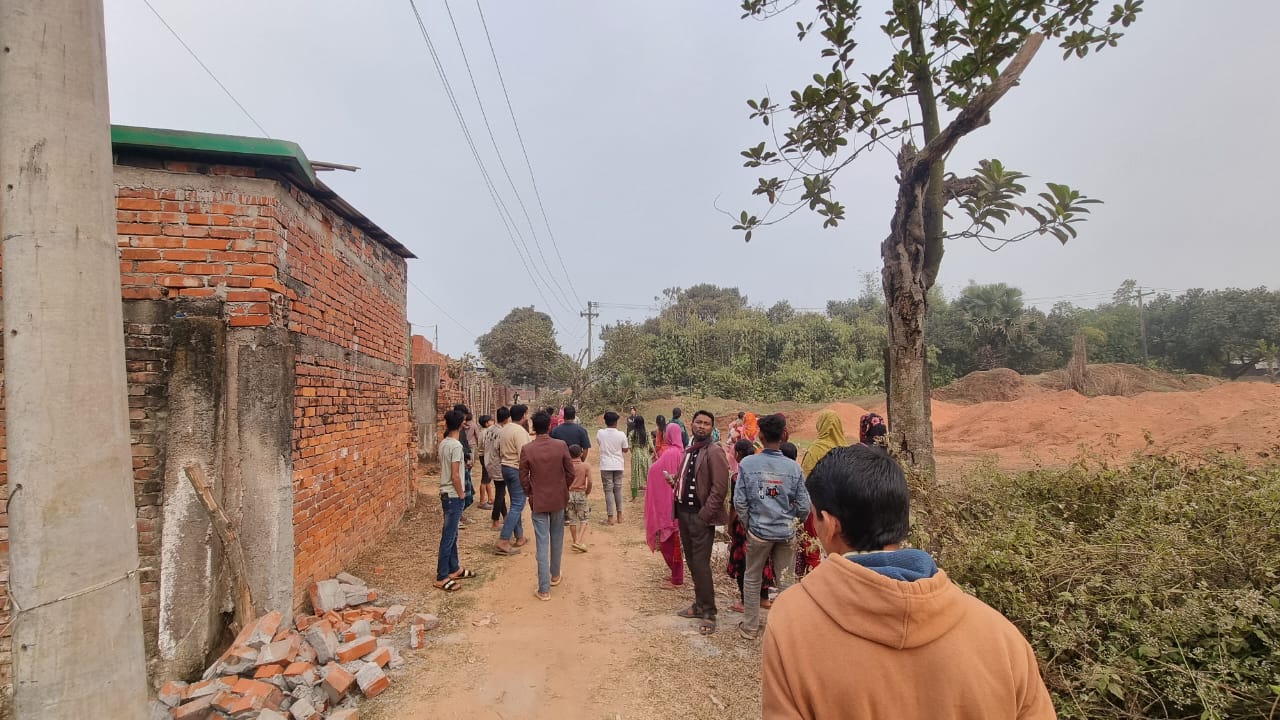 শ্রীপুরে শতবর্ষী সড়ক বন্ধের পাঁয়তারা, এলাকাবাসীর প্রতিবাদ