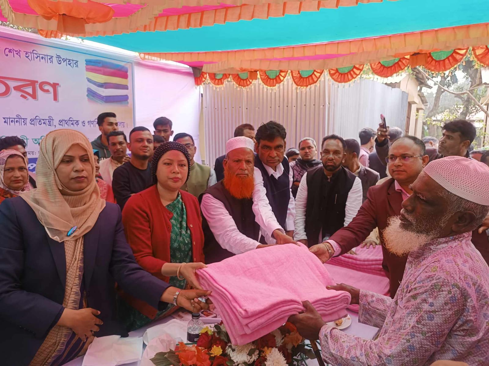 শ্রীপুরে আশ্রয়ণ প্রকল্পে প্রাথমিক ও গণশিক্ষা প্রতিমন্ত্রীর শীতবস্ত্র বিতরণ