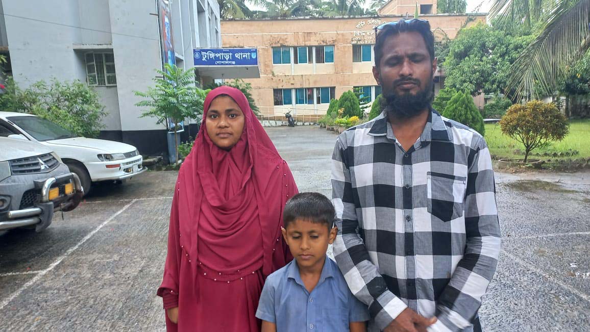 টুঙ্গিপাড়ায় স্কুল থেকে ফেরার পথে শিশুকে চোখ বেধে হত্যার হুমকি!