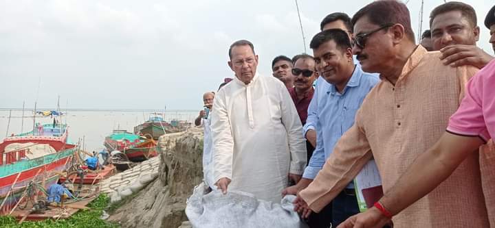 ভেড়ামারায় পদ্মা নদীর ভাঙ্গনরোধে জিও ব্যাগ ফেলার উদ্বোধন