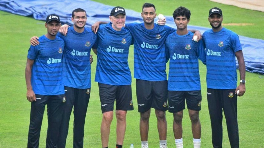 ডোনাল্ডের ছোঁয়ায় নিজেদের বদলে নিচ্ছেন বাংলাদেশ