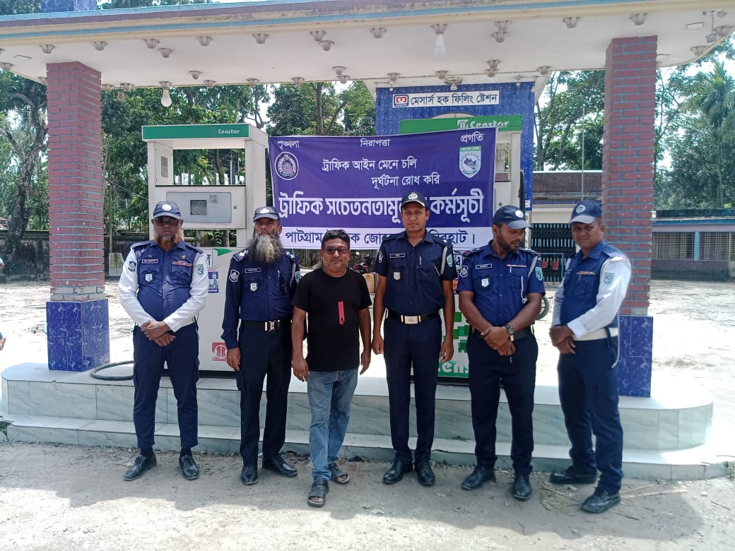 পাটগ্রামে চলছে নো হেলমেট নো ফুয়েল কার্যক্রম ও সচেতনতামূলক প্রচার
