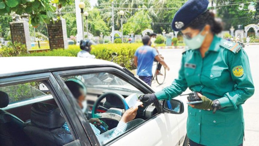 প্রাইভেটকারে মামলা দেওয়ায় নারী সার্জেন্টকে মারধর,মা-মেয়ে গ্রেপ্তার
