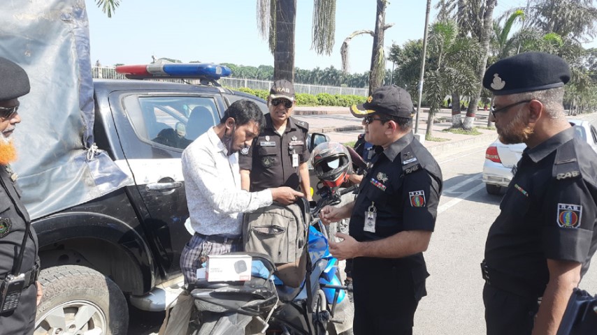 রাজধানীতে অবরোধে নাশকতা ঠেকাতে র্যাবের তল্লাশি