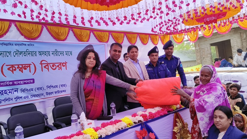 উত্তরণ ফাউন্ডেশনের উদ্যোগে কম্বল পেলেন দৌলতদিয়ার অসহায় নারীরা