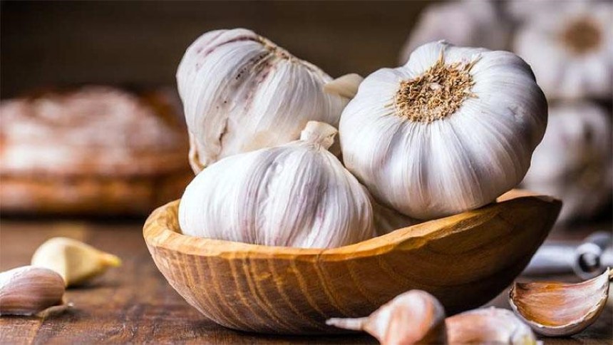 খুব সহজ উপায়ে রসুনের খোসা ছাড়ান