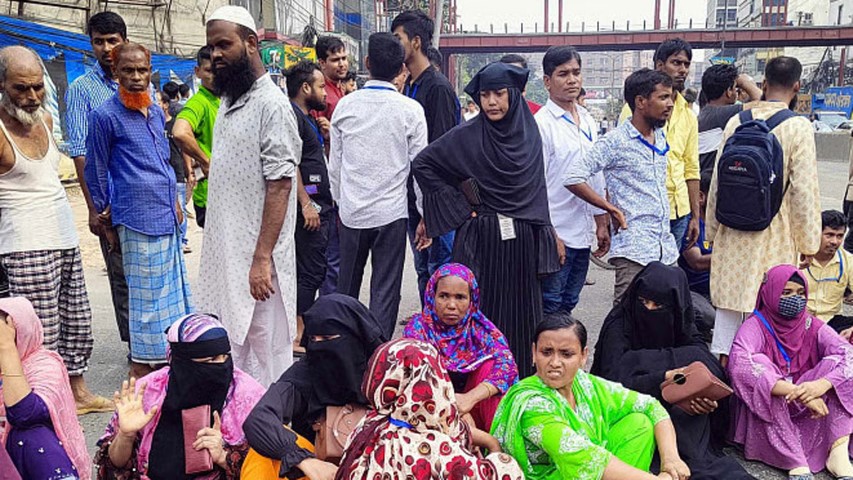 পাওনা বেতনের দাবিতে রাজধানীর শ্যামলীতে শ্রমিকদের সড়ক অবরোধ