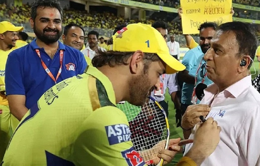 অবসরের ইঙ্গিত: ধোনির অটোগ্রাফ চেয়ে নিলেন সুনীল গাভাস্কার