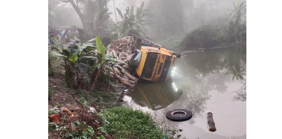 ঢাকা-বরিশাল মহাসড়কের দাঁড়িয়ে থাকা ট্রাকে ধাক্কা, হেলপার নিহত