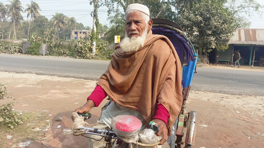 হাত-পায়ের কাঁপুনি দেখে দুর্ঘটনার ভয়ে কোনো যাত্রী ওঠে না তার রিকশায়