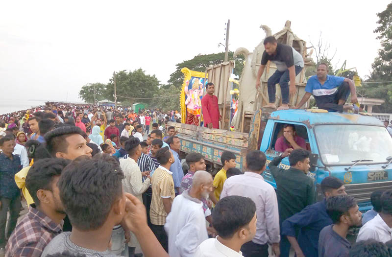 উৎসব মুখর পরিবেশে সিরাজগঞ্জ পুরাতন জেলখানা ঘাট এলাকায় দুর্গোৎসব পালিত