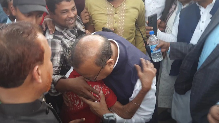 ৭০ বছরের এক বৃদ্ধা মন্ত্রীকে জড়িয়ে ধরে কাঁদলেন