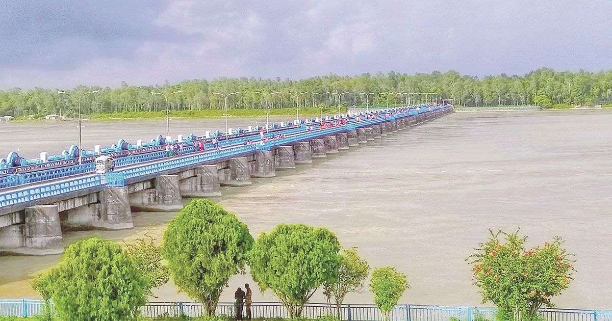 তিস্তা ব্যারাজের বাঁধে ধস, আতঙ্কে নদীপাড়ের বাসিন্দারা