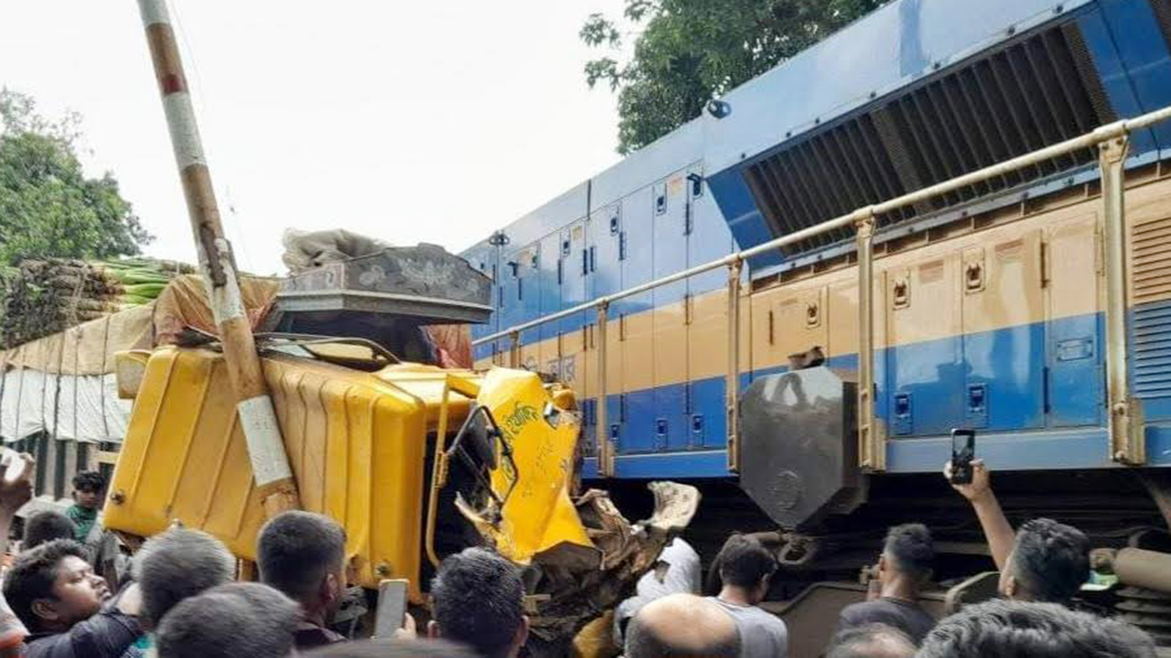 ট্রেনের ধাক্কায় দুমড়েমুচড়ে গেল ট্রাক, আহত ৫