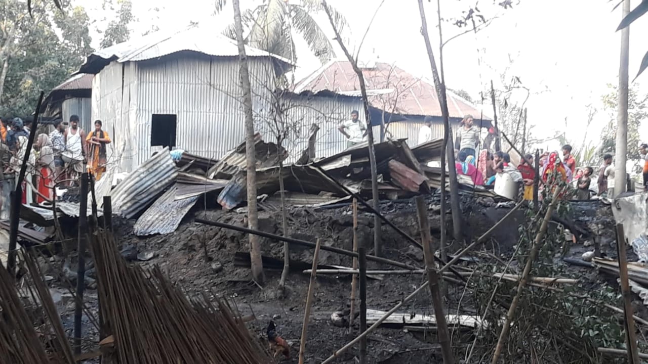 সালথায় বসতঘরে অগ্নিকাণ্ডে অর্ধকোটি টাকার ক্ষতি